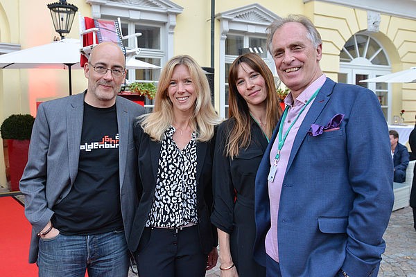 01 Festival Director Torsten Neumann and Director of Audi Zentrum Oldenburg Christine Nickel welcome Hayley and Keith Carradine to the F